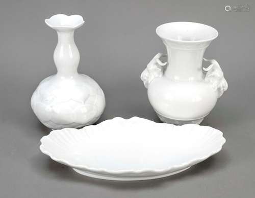 Two vases and a bowl, white, trestle