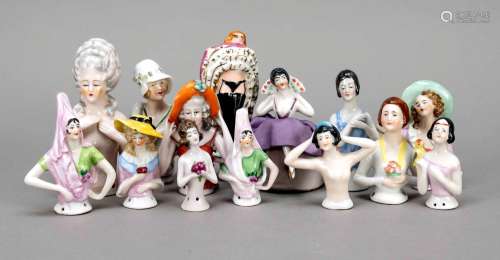 Collection of 24 tea dolls or corks,