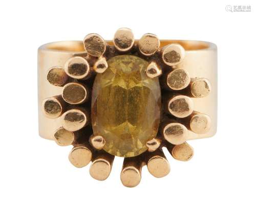 GARY BRADLEY, 18CT GOLD AND SAPPHIRE RING