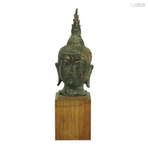 2 patinated bronze heads of a divinity, Asian art