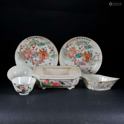 32 A Chinese white and polychrome porcelain small bowls, 19t...