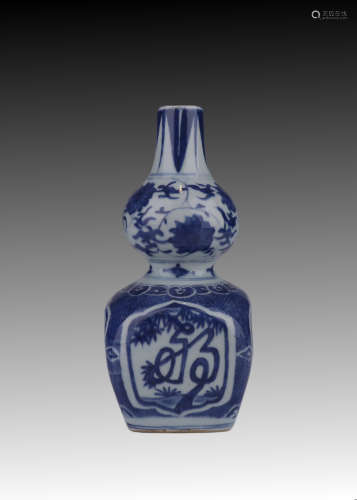 blue and white gourd bottle