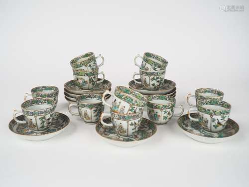 Bel ensemble de douze tasses et sous tasses en porcelaine de...