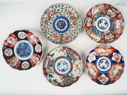 5 différentes assiettes à bord floriforme en porcelaine d...