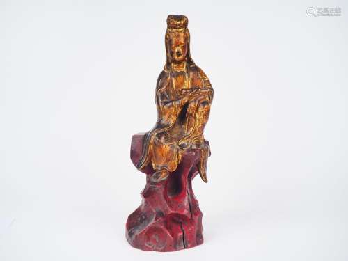 Statuette en bois laqué et doré représentant Guanyin assise ...