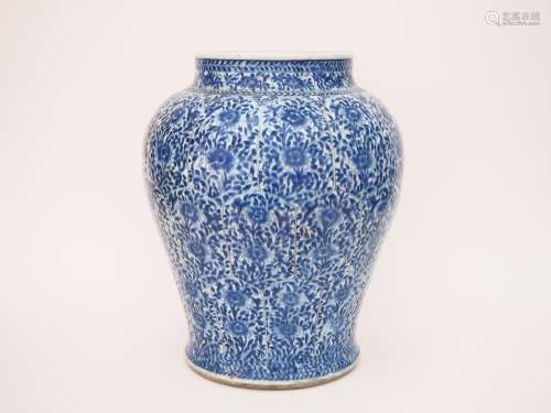 Grande potiche en porcelaine à décor moulé et bleu sous couv...