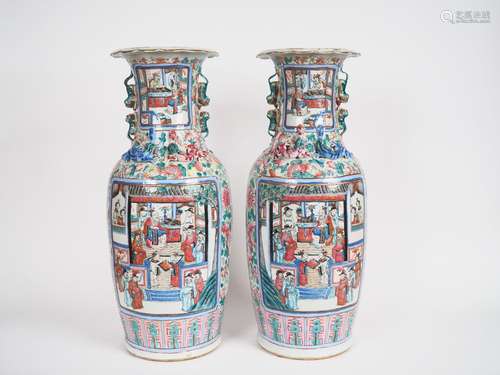 Paire de vases de forme balustre en porcelaine et émaux de l...