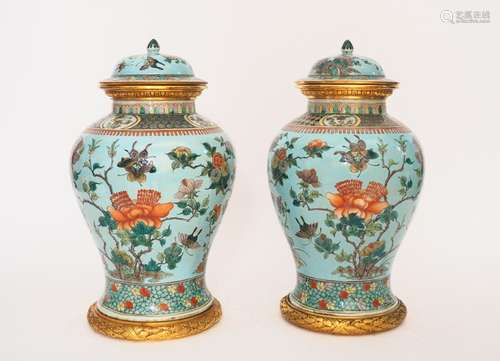 Paire de vases couverts XIXème en porcelaine style famille v...