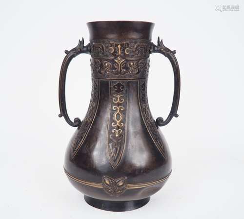 Chine, XVIIe siècle Vase Hu en bronze orné de deux anses cra...