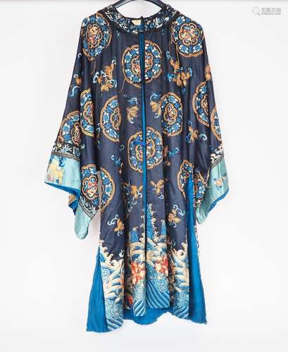 Robe chinoise en soie, lin brodé et fils d'or, à décor e...