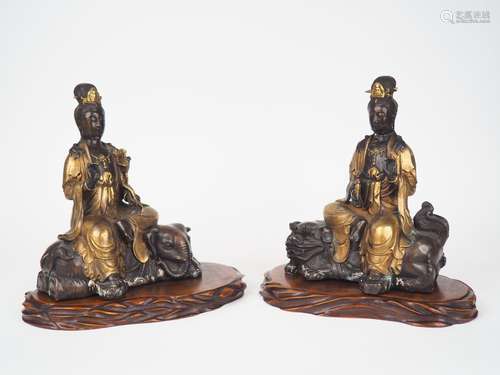 Deux statuettes en bronze représentant des divinités bouddhi...