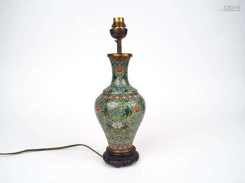 Vase balustre en émaux cloisonnés sur cuivre à décor polychr...