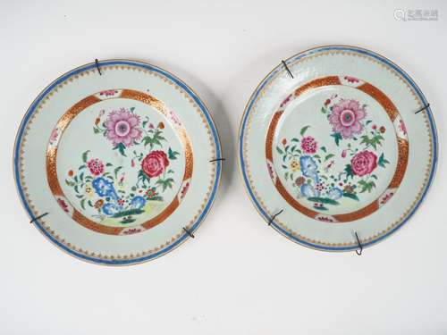 Paire d'assiettes en porcelaine de la Compagnie des Inde...