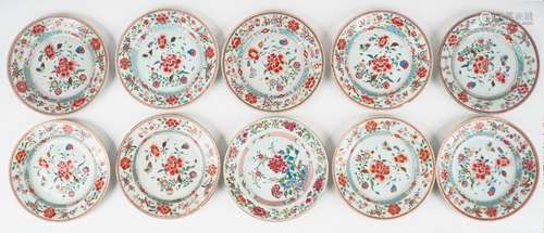 Neuf assiettes en porcelaine et émaux de la famille rose au ...