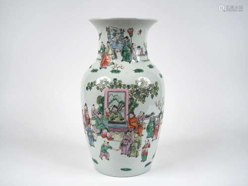 Vase de forme baluste en porcelaine de la famille rose. Chin...