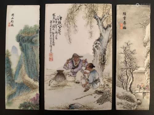 WANG QI (1884-1937) . Trois petites plaques en porcelaine et...