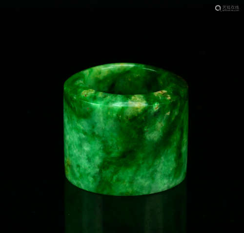 Old possession of a jade ring finger.