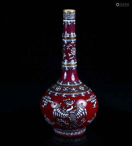 A red-glazed gold phoenix nirvana vase in Qing Dynasty
