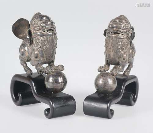 Pair of silver lions. China. 19th century.