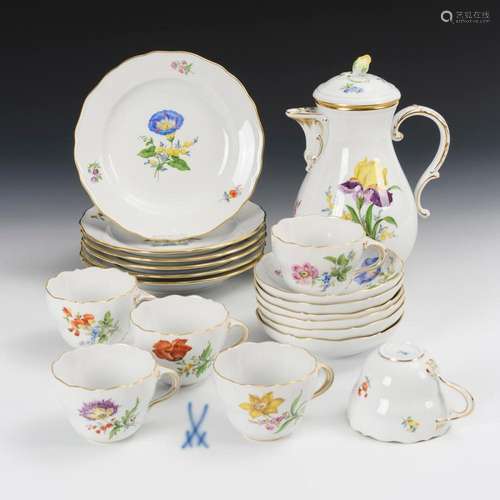 19 TEILE EINES KAFFEESERVICE MIT BLUMENMALEREI. MEISSEN.