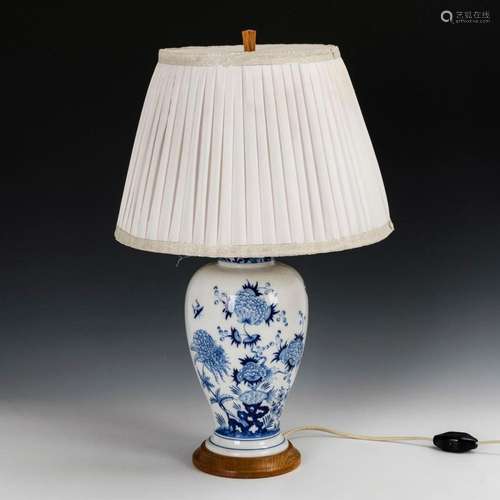 LAMPE MIT BLAUMALEREI. MEISSEN.