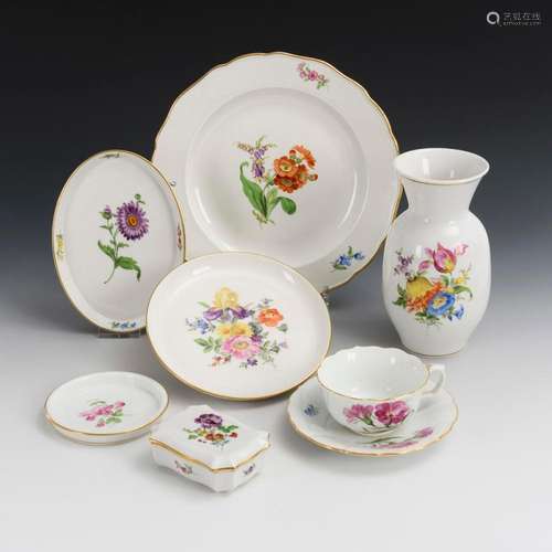 8 TEILE MIT BLUMENMALEREI. MEISSEN.