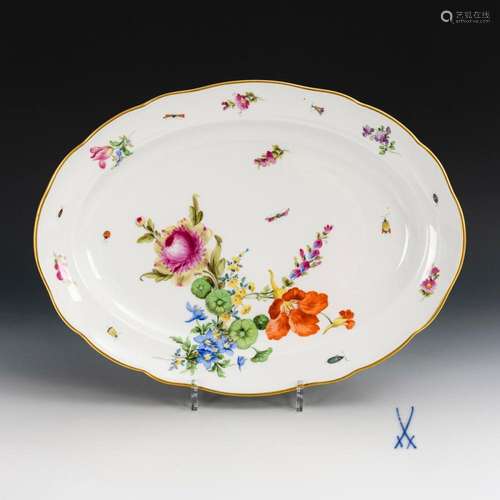 OVALPLATTE MIT BLUMEN- UND INSEKTENMALEREI. MEISSEN.