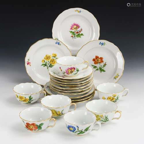 6 TEEGEDECKE SOWIE 1 TASSE UND UNTERTASSE MIT BLUMENMALEREI....