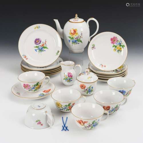 TEESERVICE MIT BLUMENMALEREI. MEISSEN.