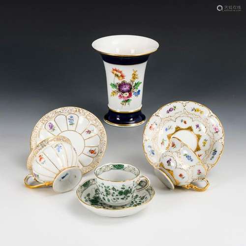 VASE UND 3 MOKKATASSEN. MEISSEN.