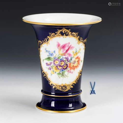 VASE MIT KOBALTFOND. MEISSEN.