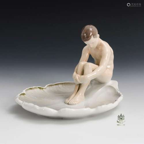 JUGENDSTIL-FIGUR AUF MUSCHELSCHALE. BING & GRÖNDAHL.