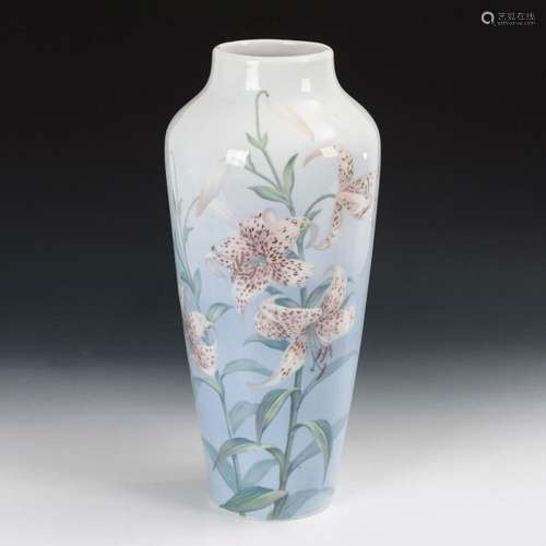 GROSSE JUGENDSTIL-VASE MIT LILIENDEKOR. KÄSTNER.