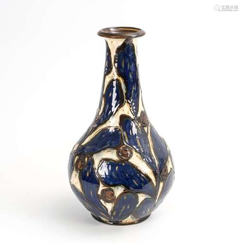 GROSSE JUGENDSTIL-VASE MIT BLAUEN BLÄTTERN. HERMAN AUGUST KÄ...