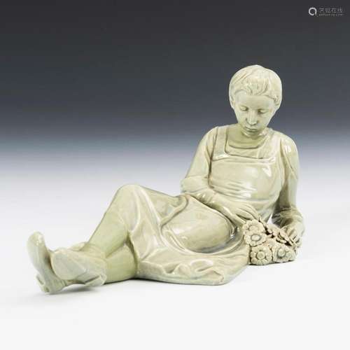 JUGENDSTIL-FIGUR: LIEGENDES MÄDCHEN MIT BLUMEN.