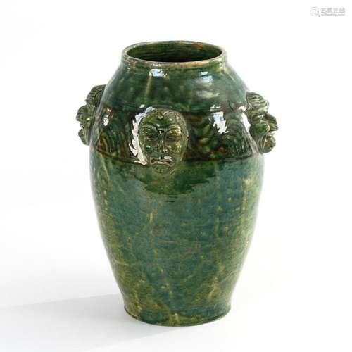 JUGENDSTIL-VASE MIT 4 FRATZENMASKARONEN.