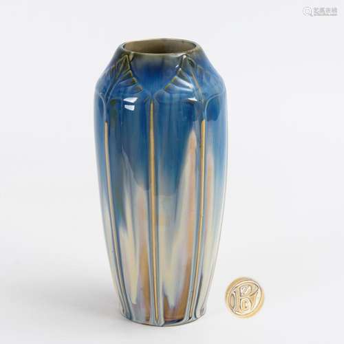 SCHLANKE JUGENDSTIL-VASE MIT BLAUER LAUFGLASUR. BUNZLAUER KE...