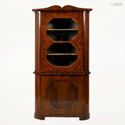 BIEDERMEIER-ECKSCHRANK.