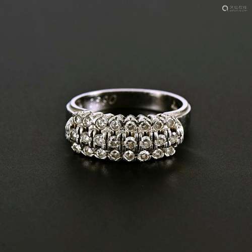 MODERNER RING MIT BRILLANTEN.