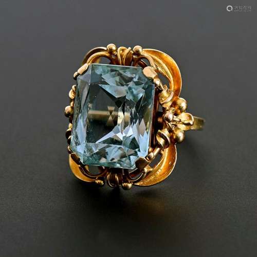 RING MIT GROSSEM AQUAMARIN.