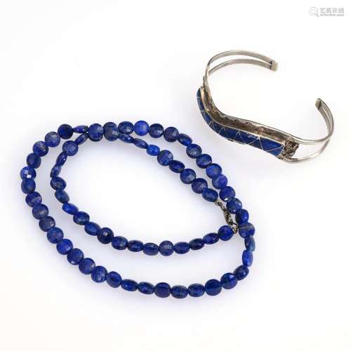 KETTE UND ARMREIF MIT LAPISLAZULI.