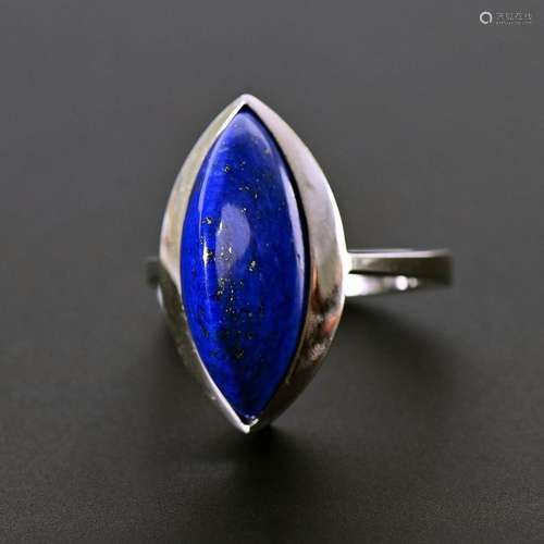 RING MIT LAPISLAZULI.