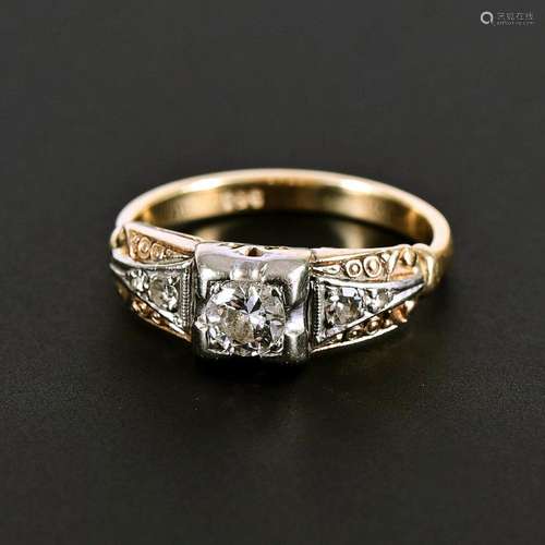 RING MIT BRILLANT UND DIAMANTEN.