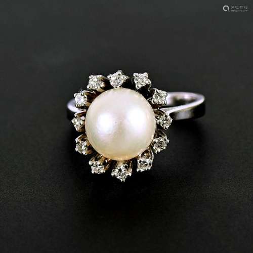 RING MIT ZUCHTPERLE UND BRILLANTEN.