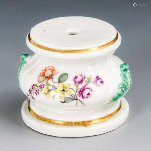 KLEINER SOCKEL MIT BLUMENMALEREI. MEISSEN.