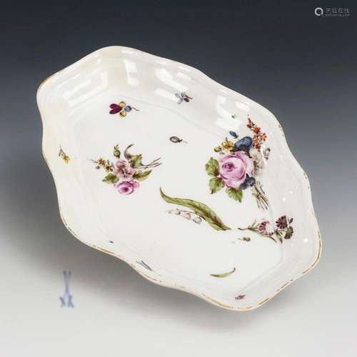 BAROCKE SCHALE MIT BLUMENMALEREI. MEISSEN.