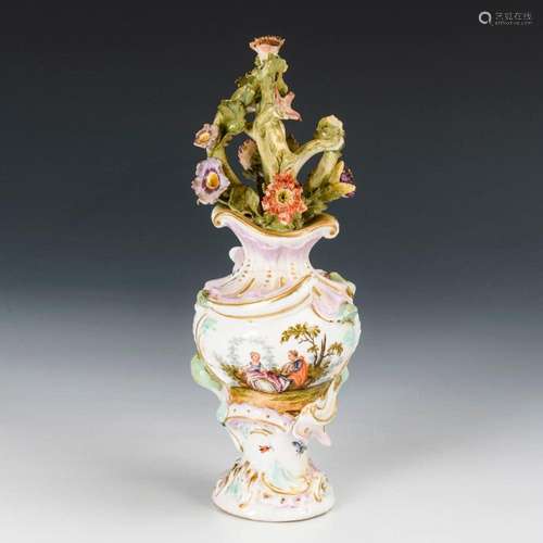 BAROCKE VASE ALS TISCHDEKORATION. MEISSEN .