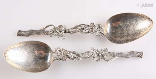 A PAIR OF 19TH CENTURY CHINESE SILVER SPOONS