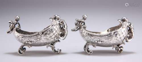 A PAIR OF LATE 19TH CENTURY CONTINENTAL SILVER BOWLS