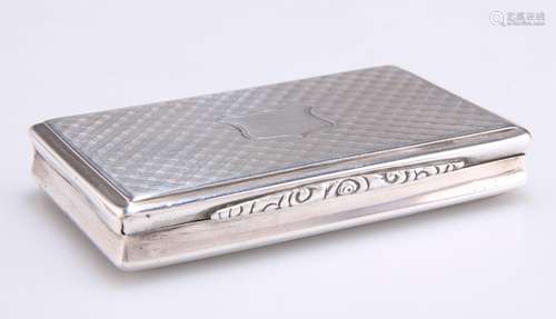 AN EARLY VICTORIAN ENGINE-TURNED SILVER SNUFF BOX